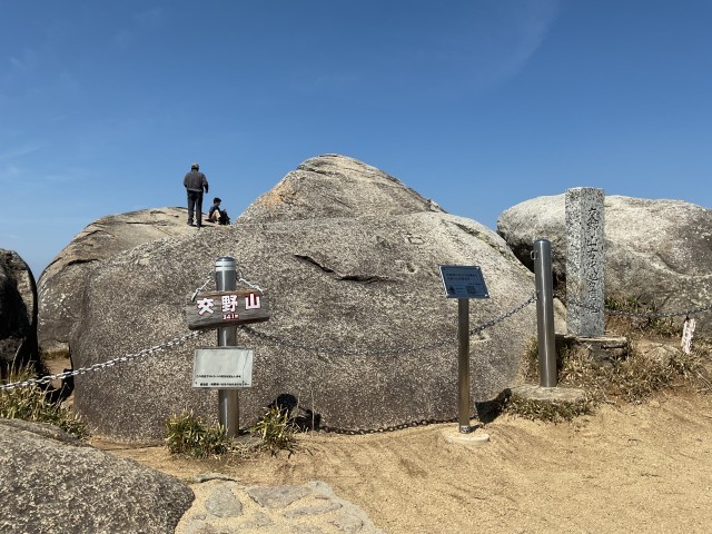 「山頂には謎の巨大岩！」
