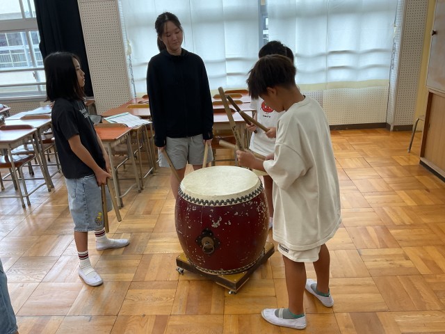 太鼓の学習が始まりました。