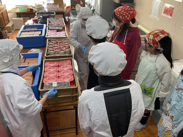 配膳の説明を聞く様子