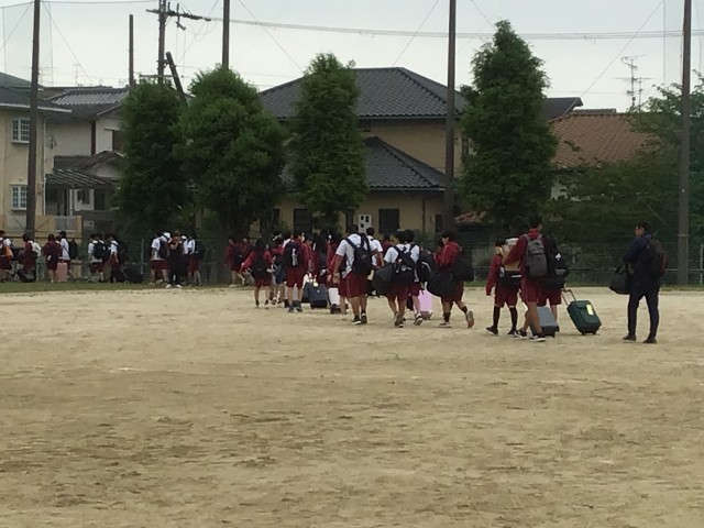 バスに向かいます