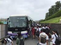 バスに乗って出発