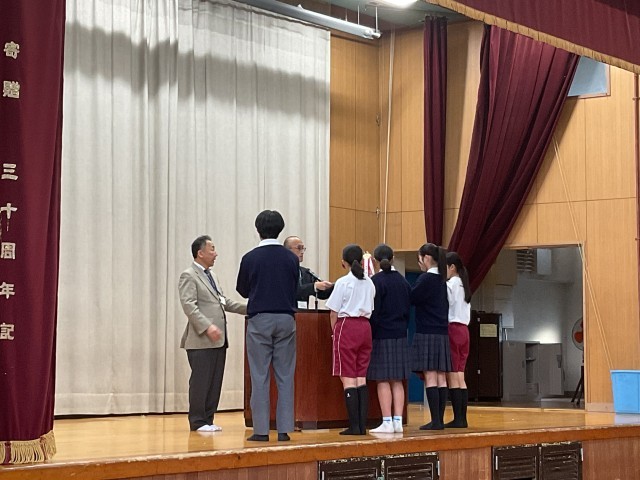 バドミントン部の表彰です。