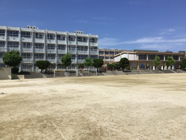 楠葉中学校外観（グラウンド側）