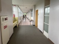 廊下に保護者多数