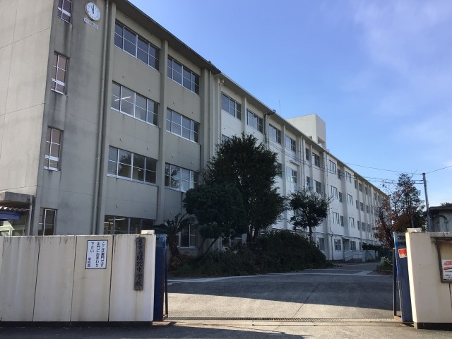 さだ中学校（裏門と教室棟北側）