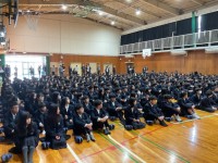 皆さん顔をあげて先生の話を聞いています