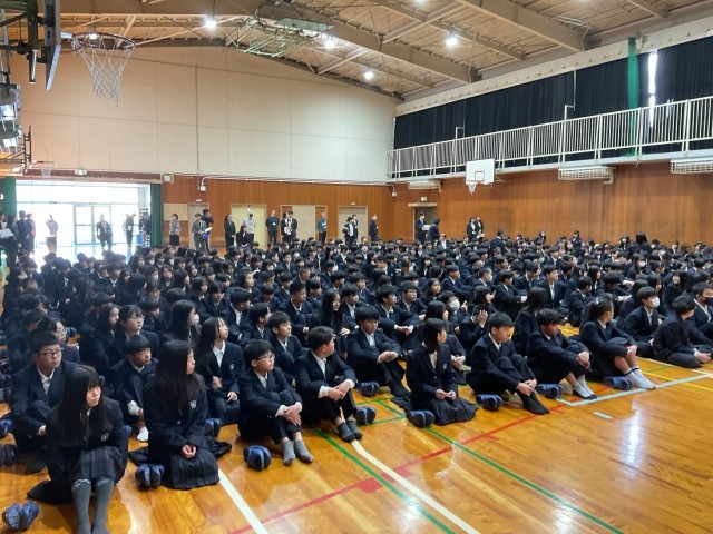 皆さん顔をあげて先生の話を聞いています