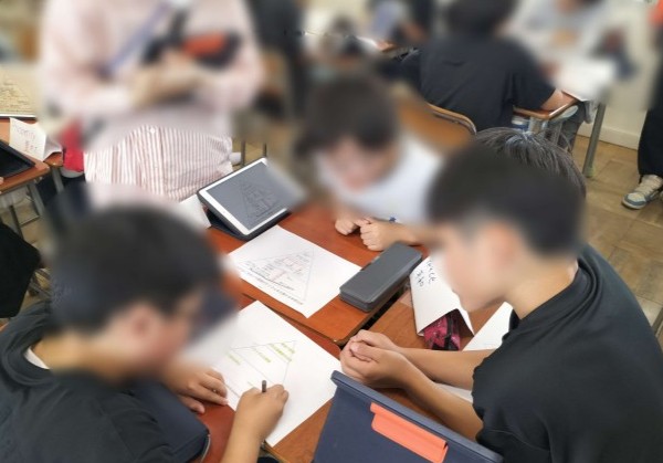 自分の発表を再構築している場面