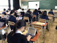 １人１台端末を活用して学習する生徒の様子