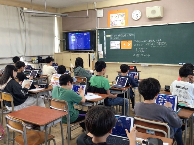 １人１台端末を活用して学習する児童の様子