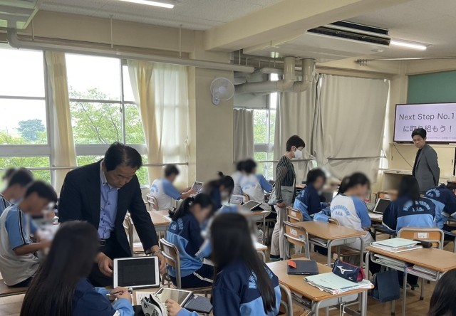 授業を視察する様子