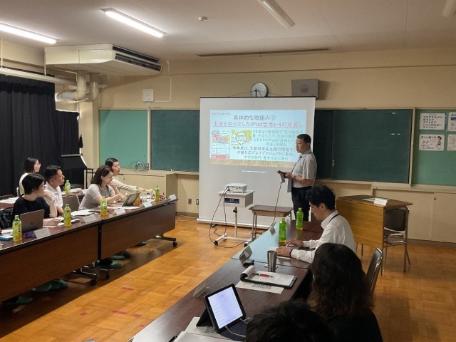 校長先生が学校紹介を行う様子
