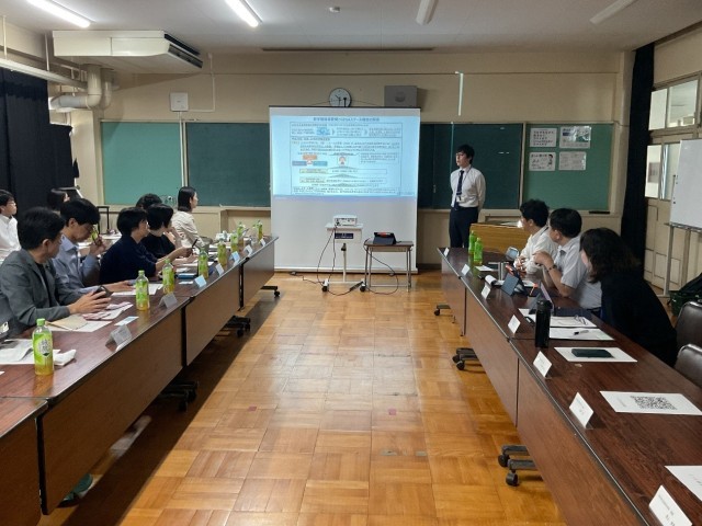 ICTを活用した校務の取組を紹介する様子