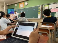 児童がKeynoteでスライドを作成する様子