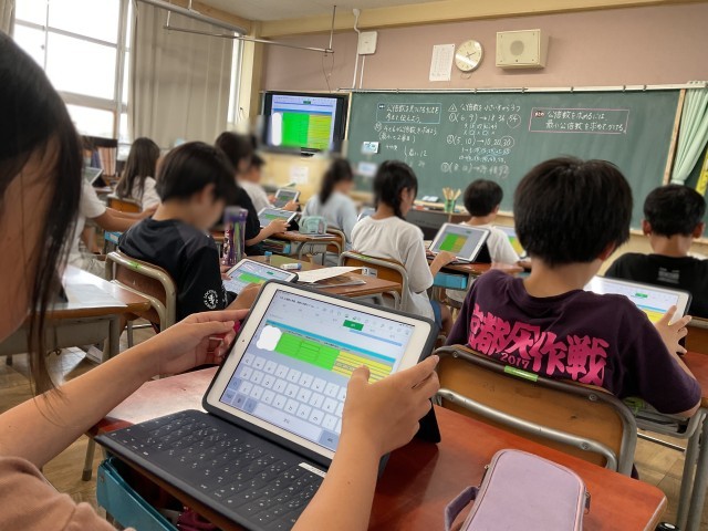 児童がNumbersでふりかえりを入力する様子