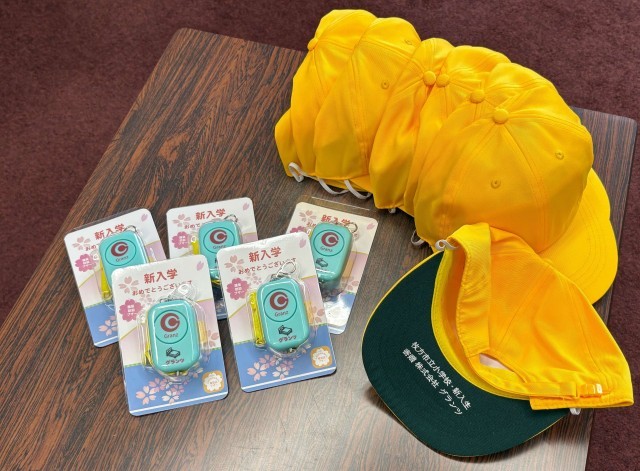 防犯ブザー（写真左）と黄色い交通安全帽子（写真右）