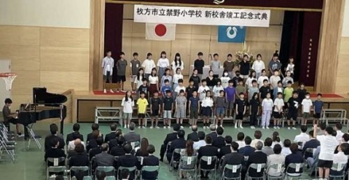 竣工記念式典　児童による合唱